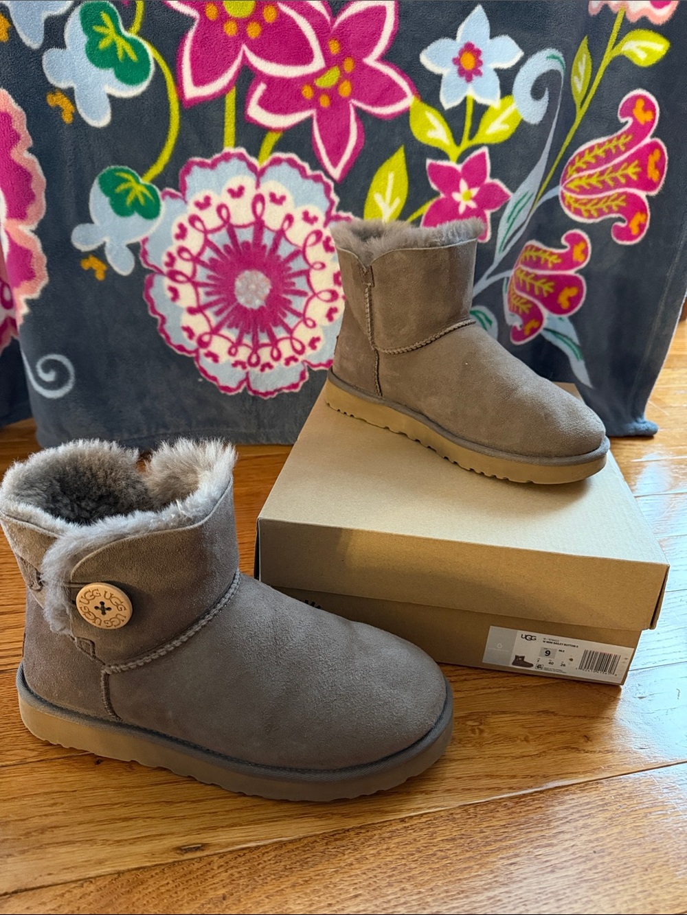 UGG Womens Mini Bailey Button II Winter Boots / Shoes - Womens Size 9
Mole Color